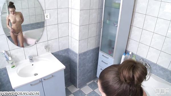 Teen floozy masturbating her pussy in the bathroom